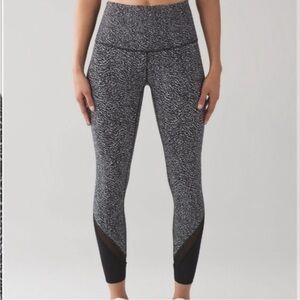 Lululemon Wunder Under
High-rise Black and White Size 6
